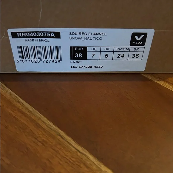 Veja Cream and Navy Knit Sneakers size 7 NWB - Picture 4 of 6